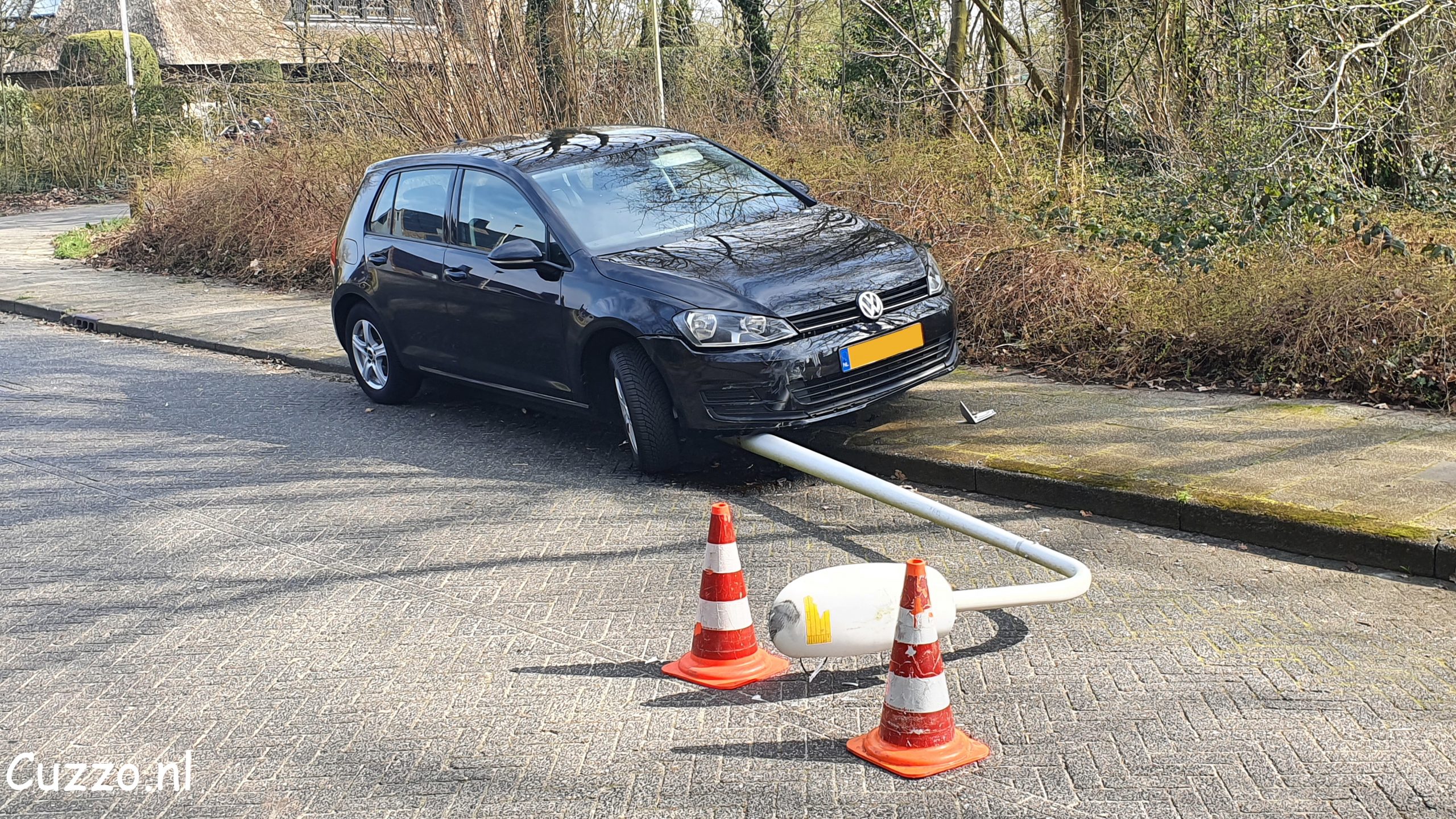 Hoogeveen: auto rijdt lantaarnpaal plat