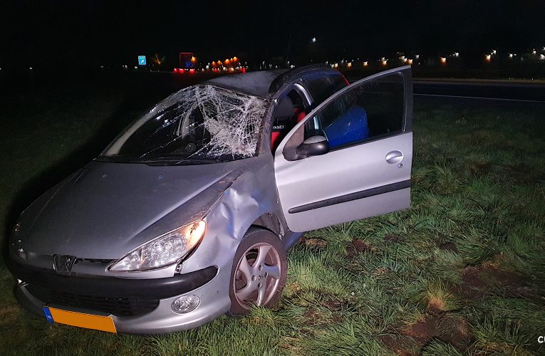 Hoogeveen: auto slaat over de kop door uitwijkmanoeuvre