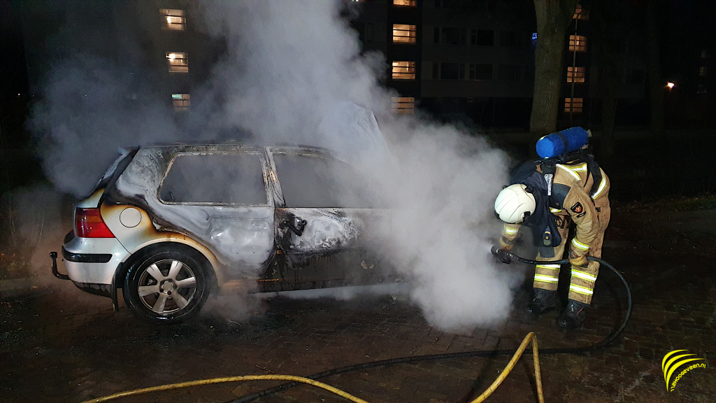 Hoogeveen: auto uitgebrand aan de Lomanlaan