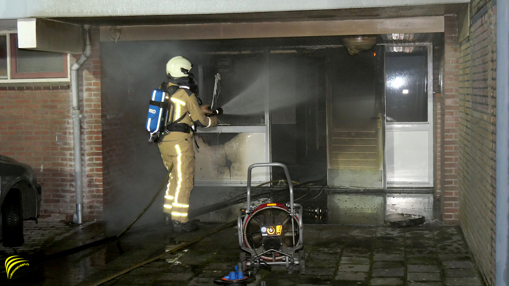 Hoogeveen: korte felle brand in trappenhuis van flat