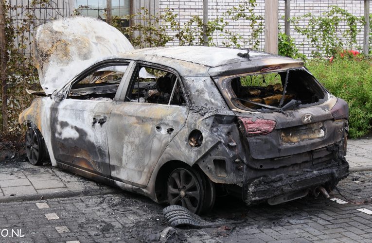 Hoogeveen: auto uitgebrand in de Draco
